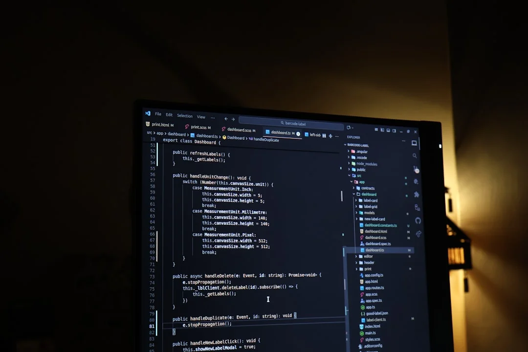 Vue rapprochée d’un ordinateur portable et d’une tablette sur un bureau en bois, mettant en avant la technologie moderne.