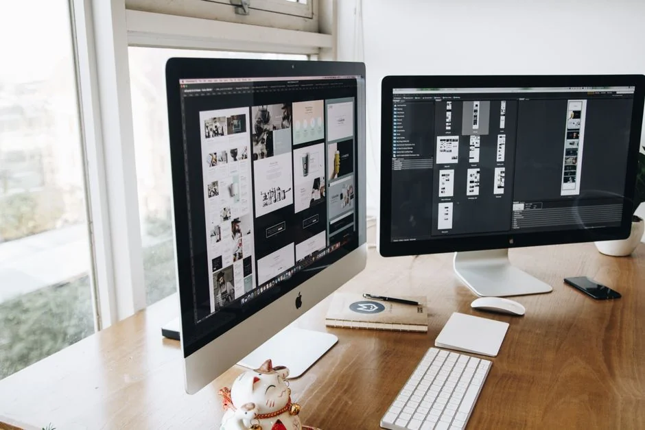 Un écran d’ordinateur moderne affichant un travail de conception web, mettant en valeur des visuels créatifs dans un espace de travail.